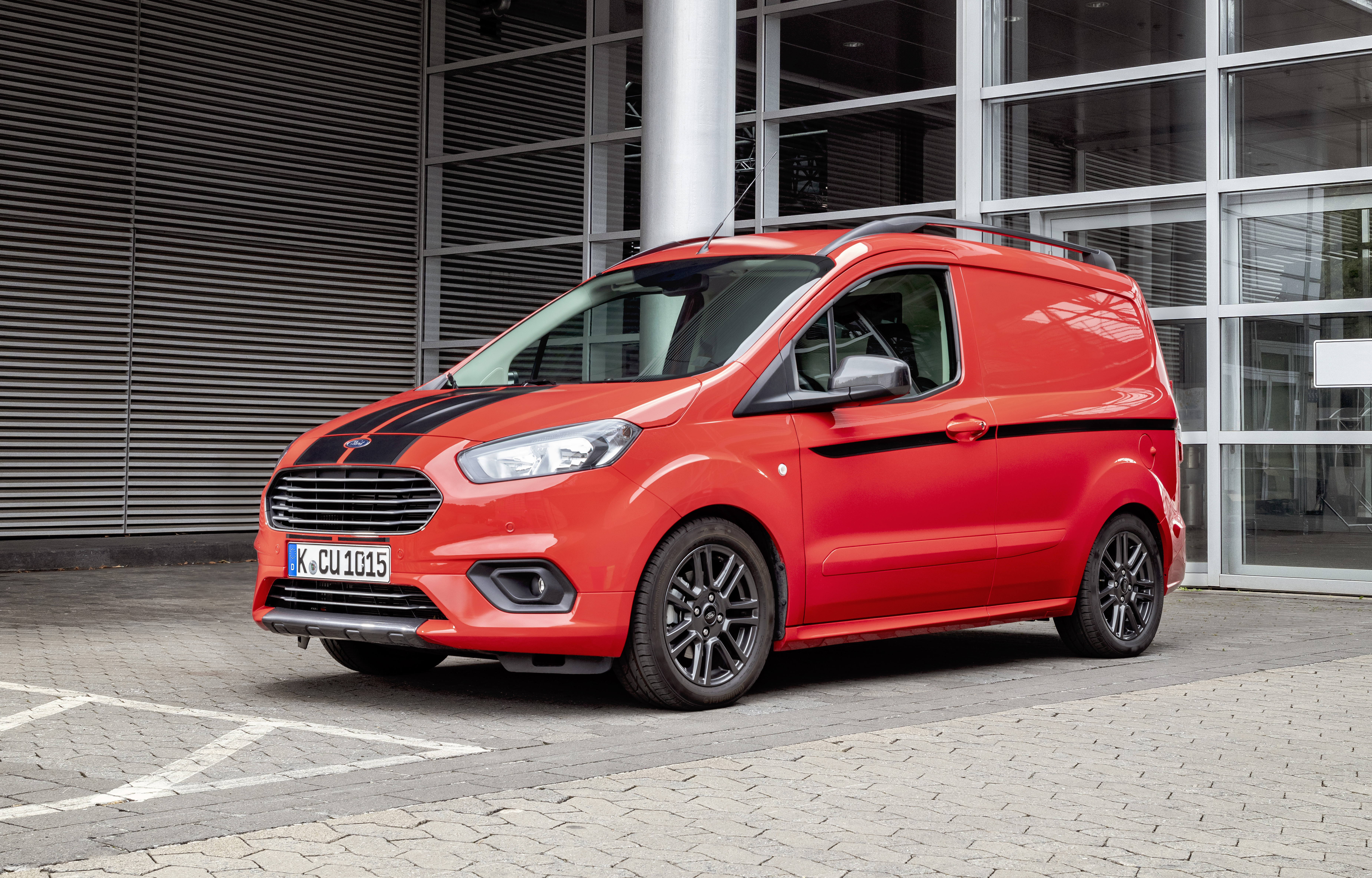 01 TRANSIT Courier Sport Race Red 2018 HR RGB Crop (1) (1)
